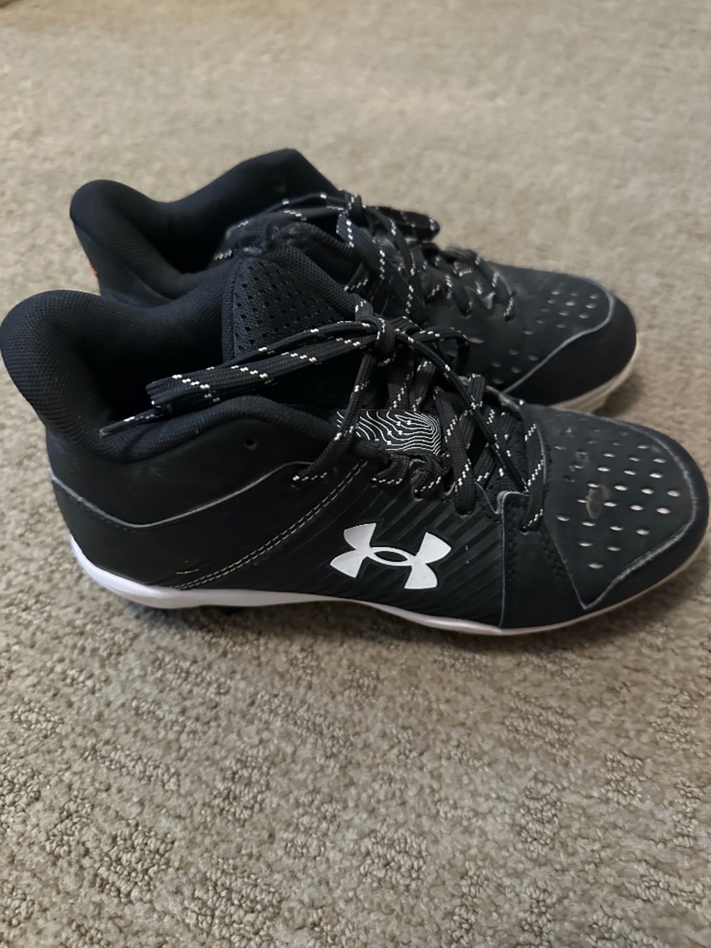 Under Armor Leadoff Mid RM Jr Cleats